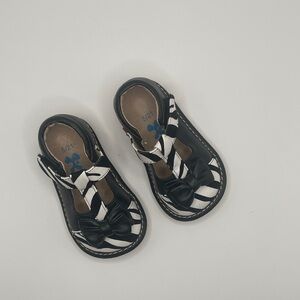 Hide & Squeak Black and White Zebra Dress Shoes with T-Strap Design squeaky sz 5